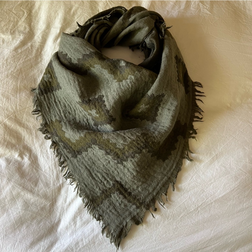 like new Aritzia reversible Wilfred diamond mosaic 100% wool triangle scarf